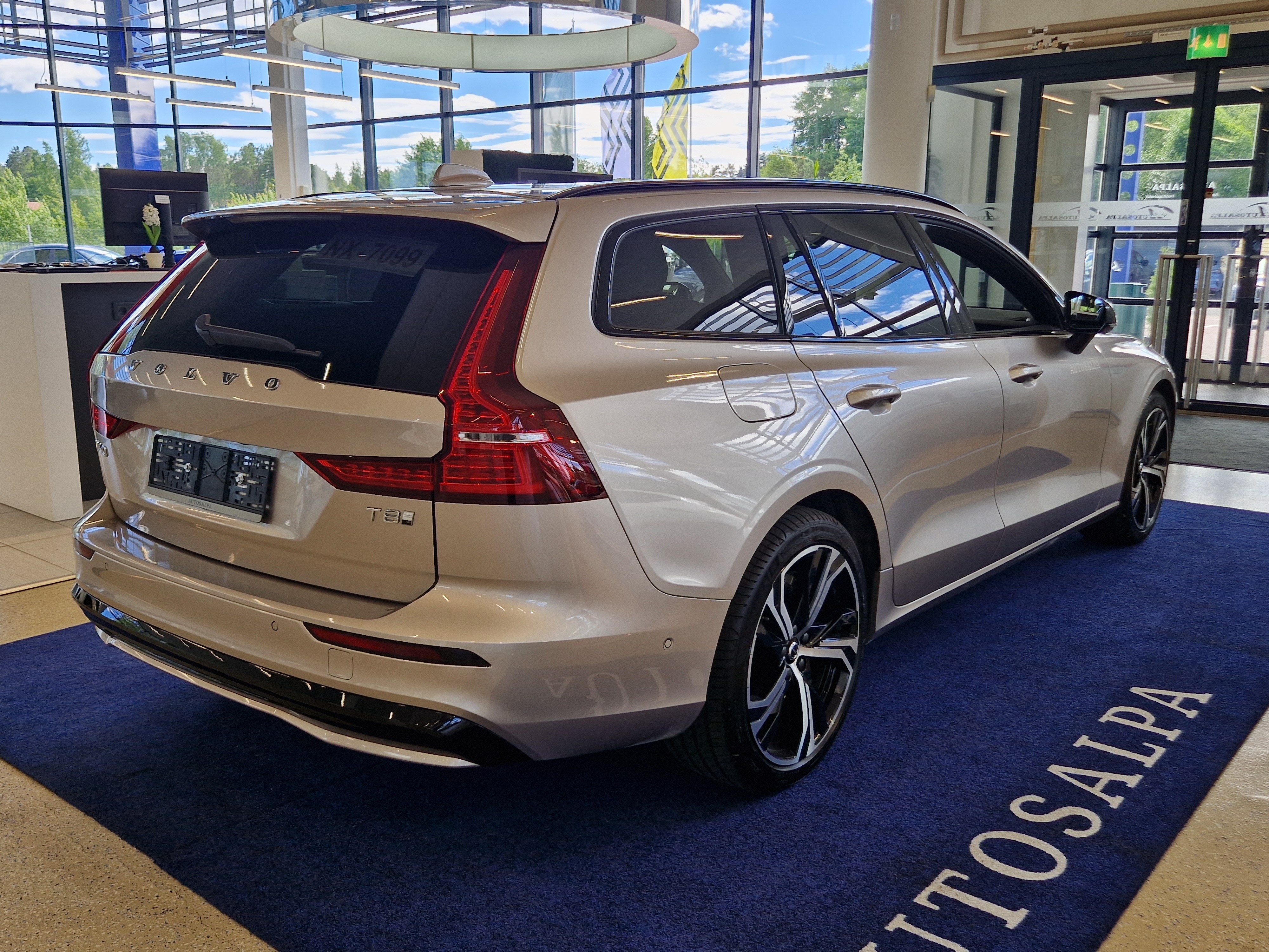 Volvo V60 T8 AWD LONG RANGE PLUS SPORT EDITION.