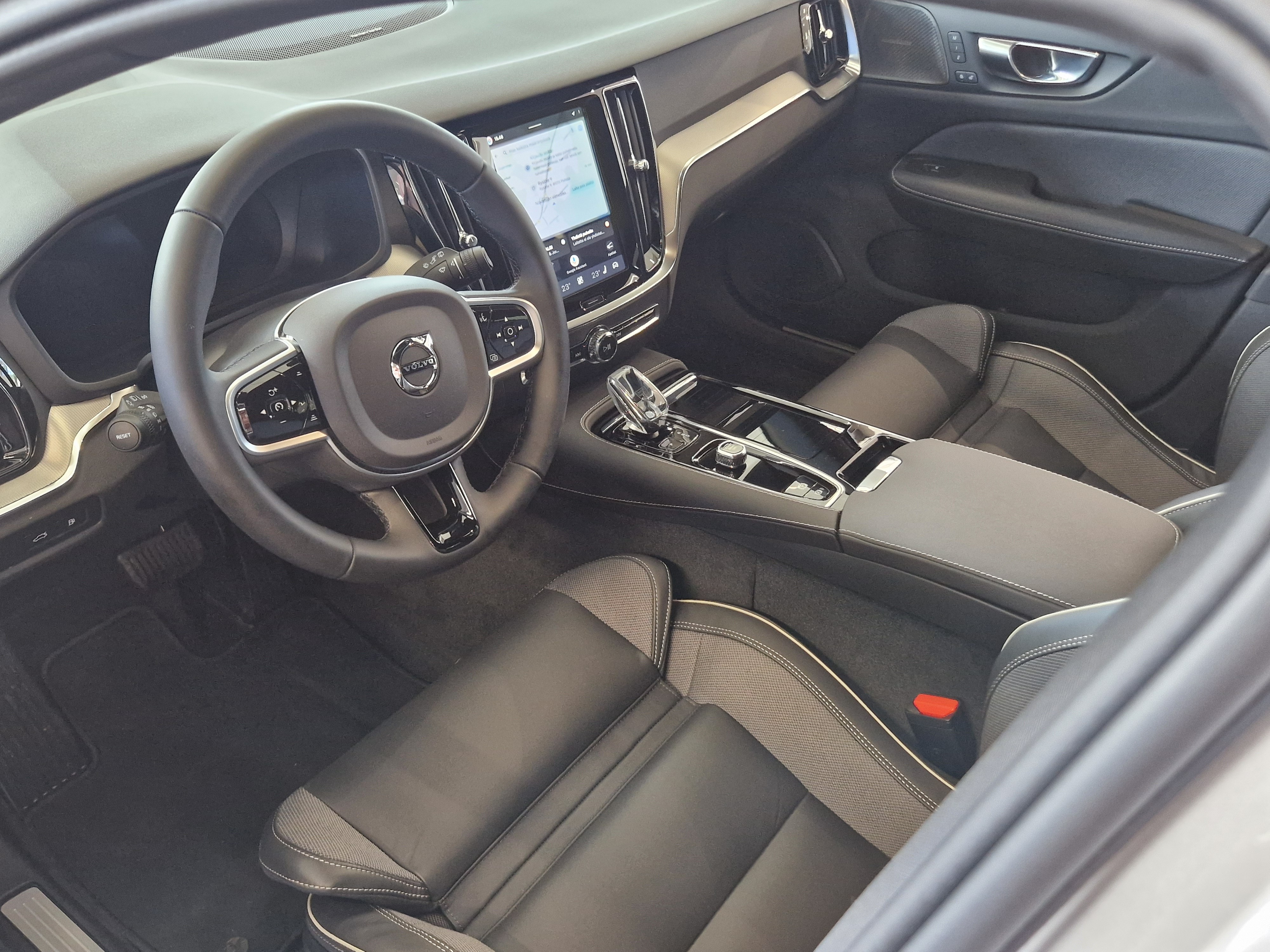 Volvo V60 T8 AWD LONG RANGE PLUS SPORT EDITION.