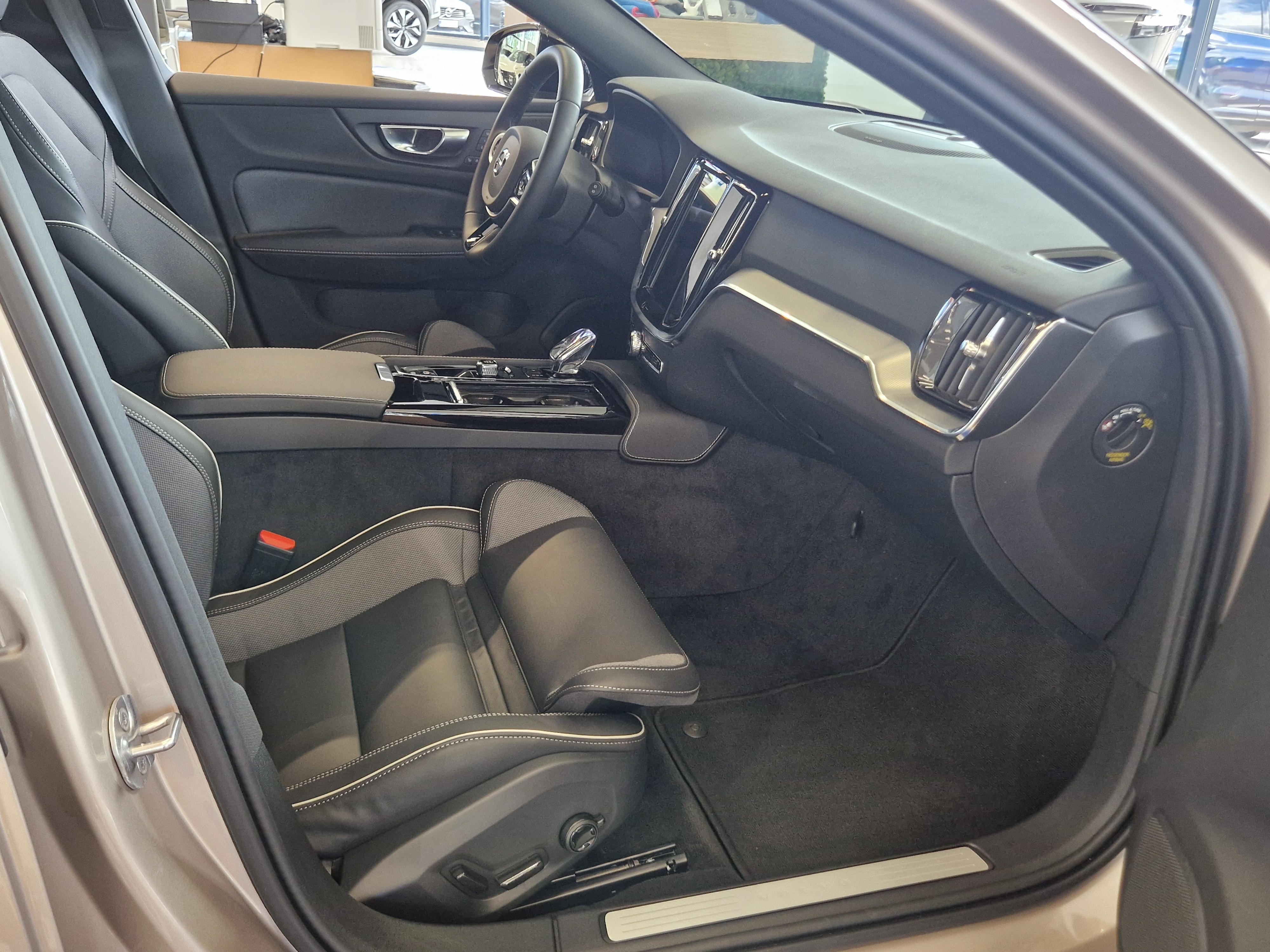 Volvo V60 T8 AWD LONG RANGE PLUS SPORT EDITION.