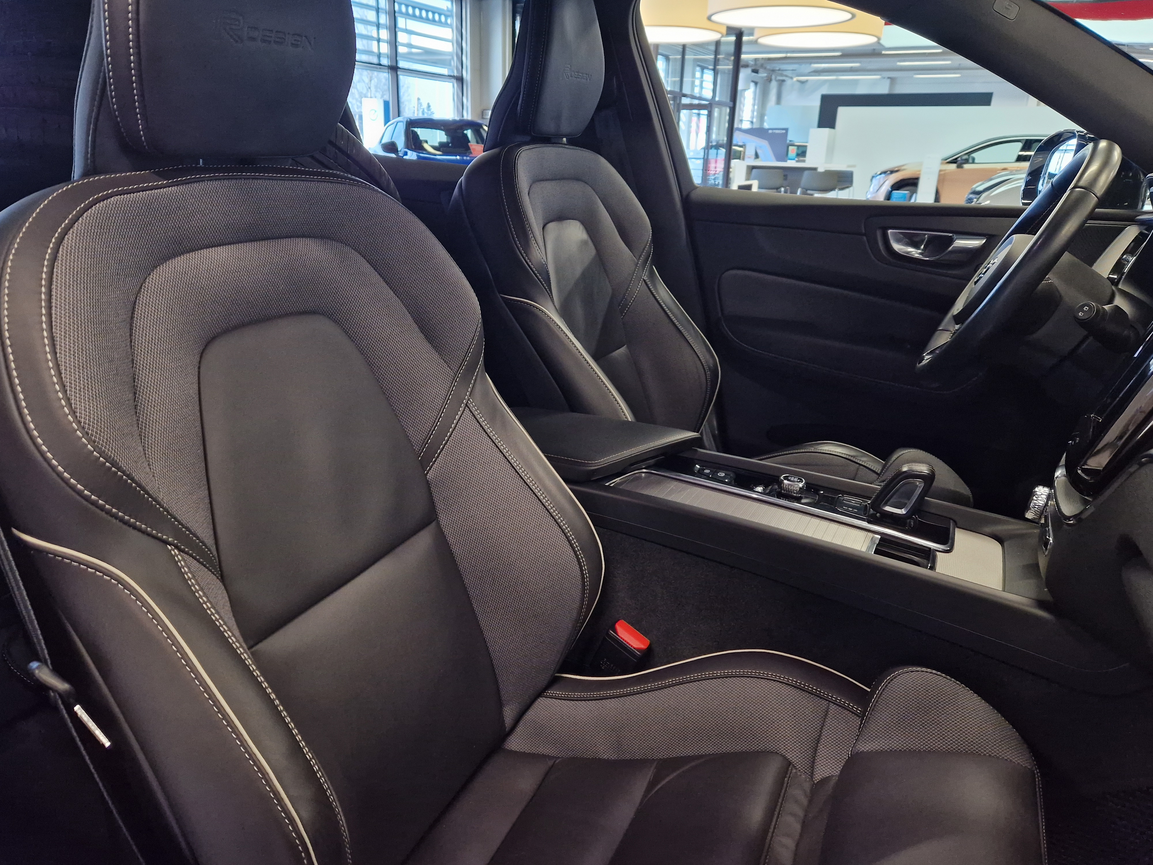 Volvo XC60 B4 AWD MHEV BUSINESS R-DESIGN AUT