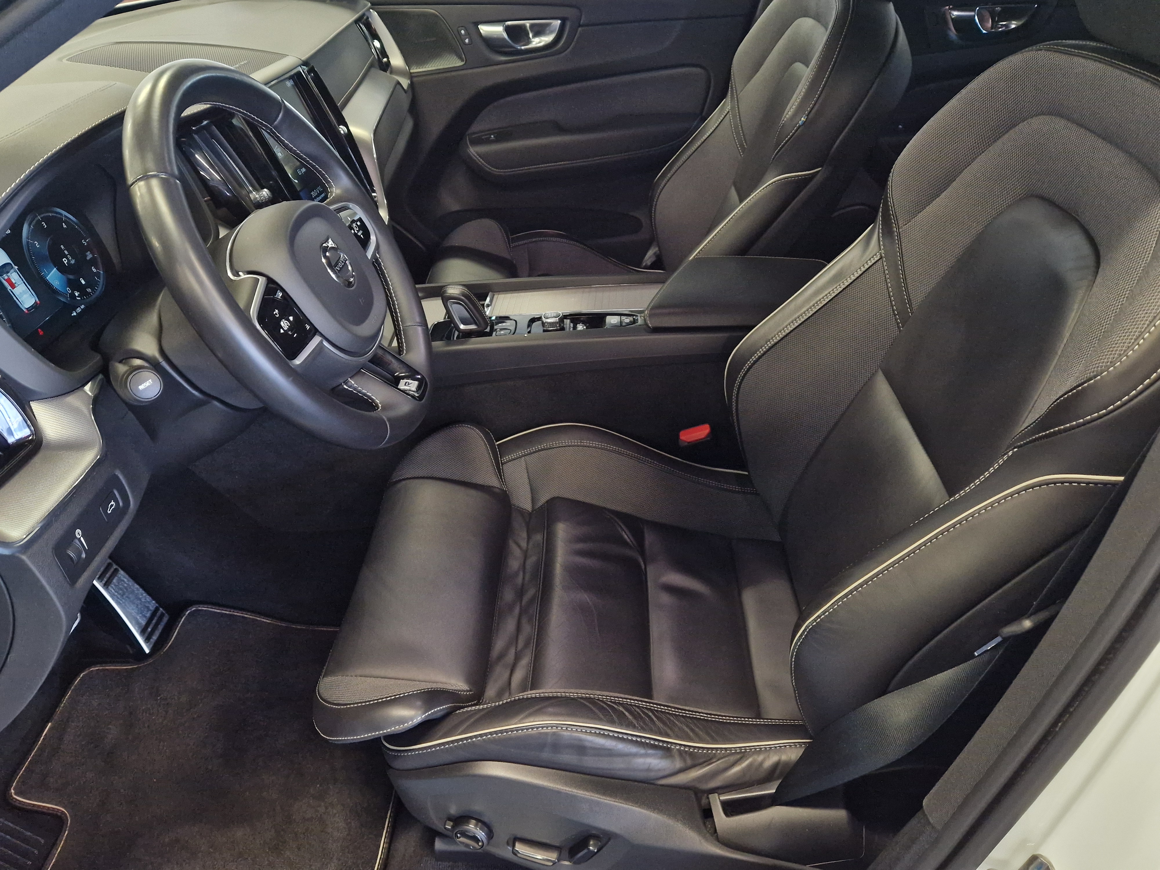 Volvo XC60 B4 AWD MHEV BUSINESS R-DESIGN AUT