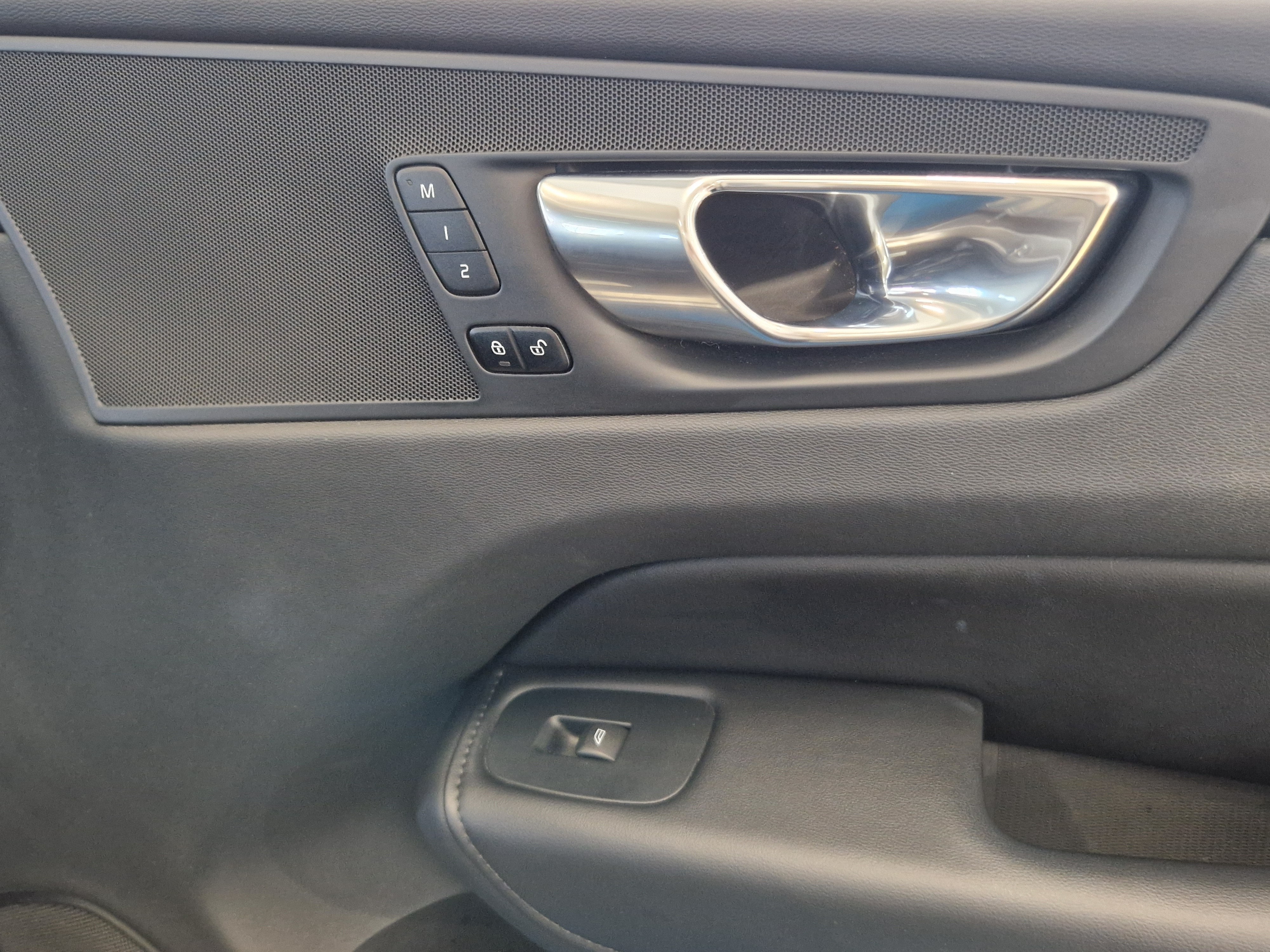 Volvo XC60 T8 AWD LONG RANGE PLUS DARK TAKUU 24KK/40TKM