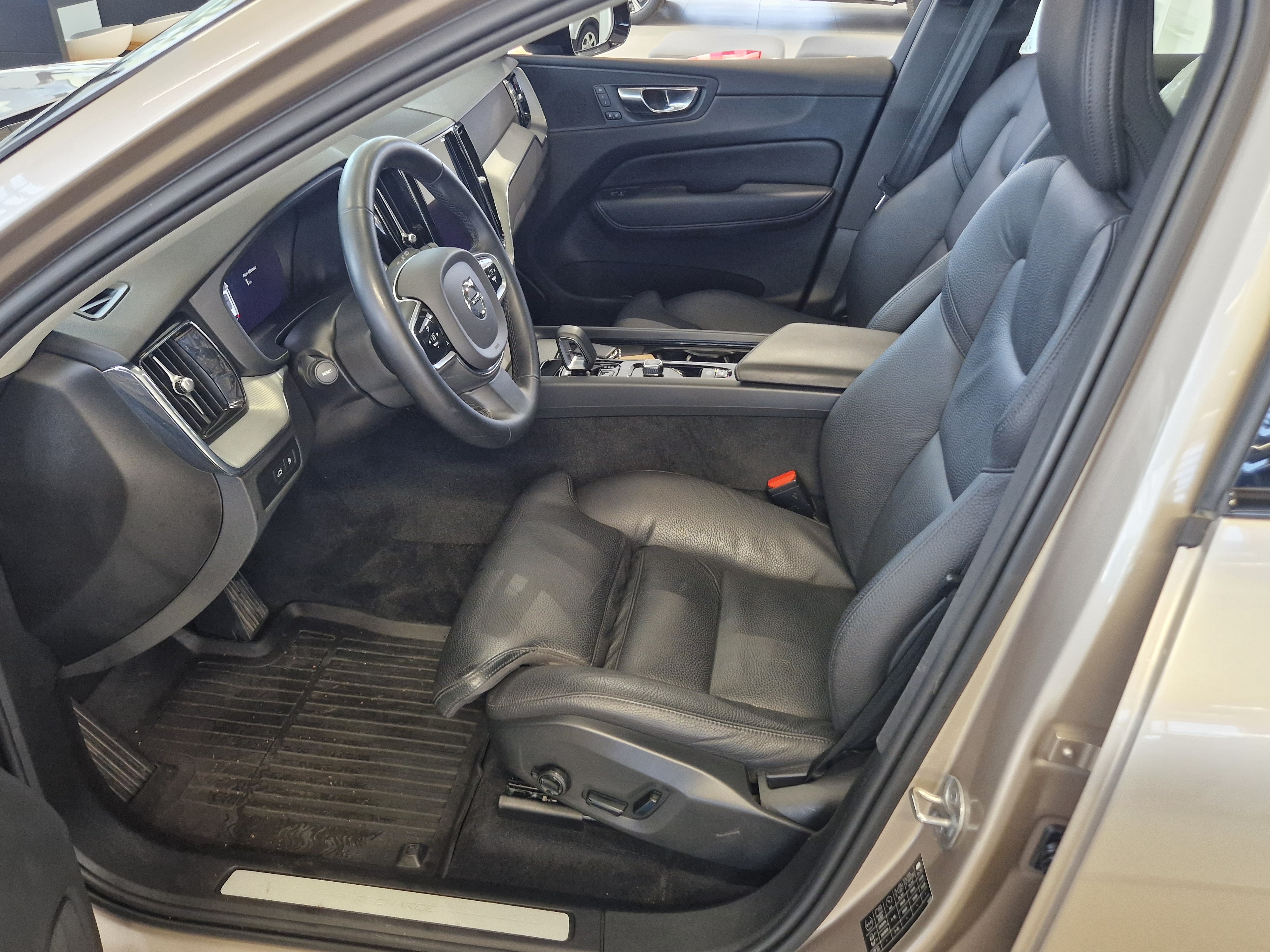 Volvo XC60 T8 AWD LONG RANGE PLUS DARK TAKUU 24KK/40TKM