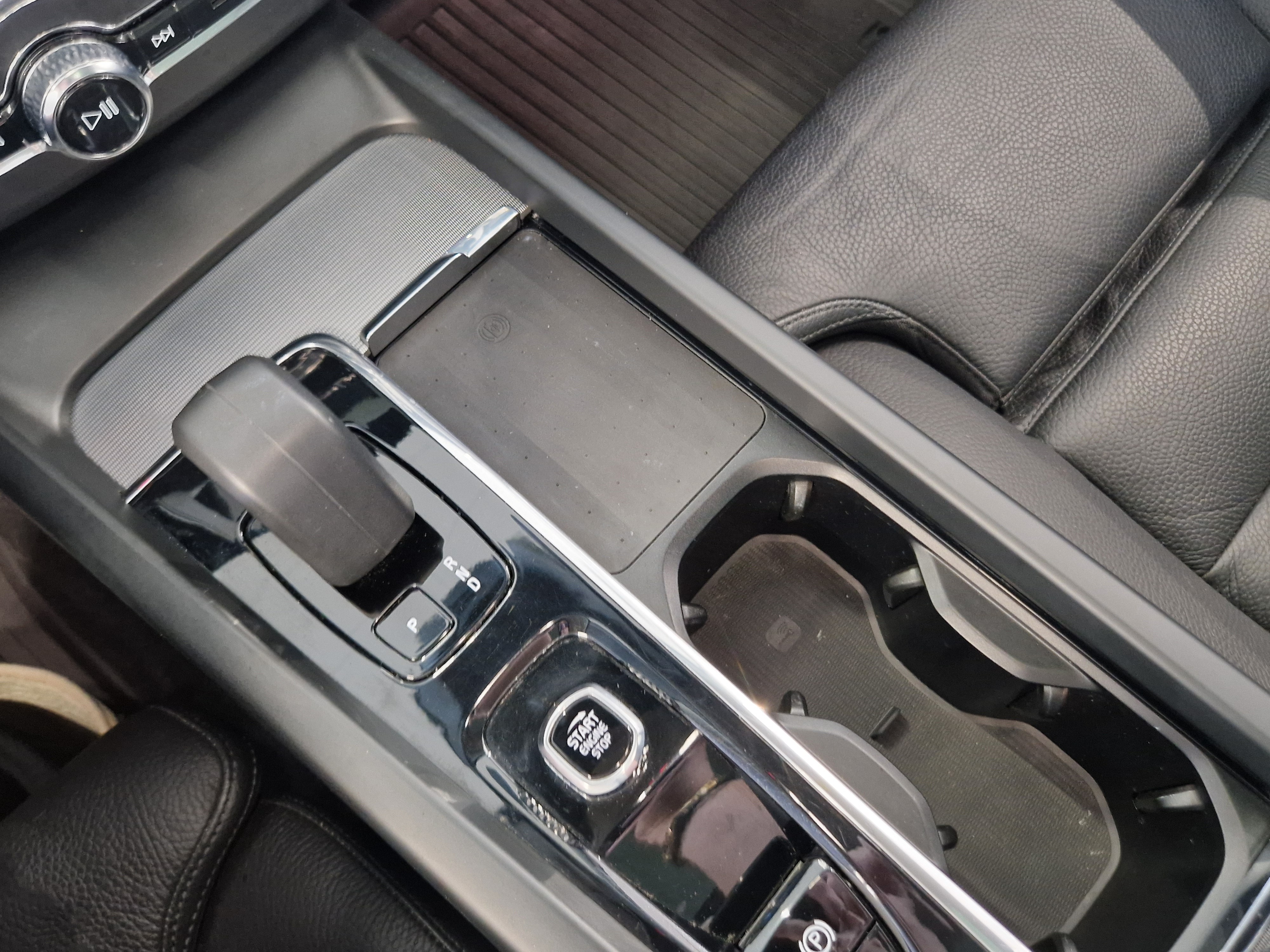 Volvo XC60 T8 AWD LONG RANGE PLUS DARK TAKUU 24KK/40TKM