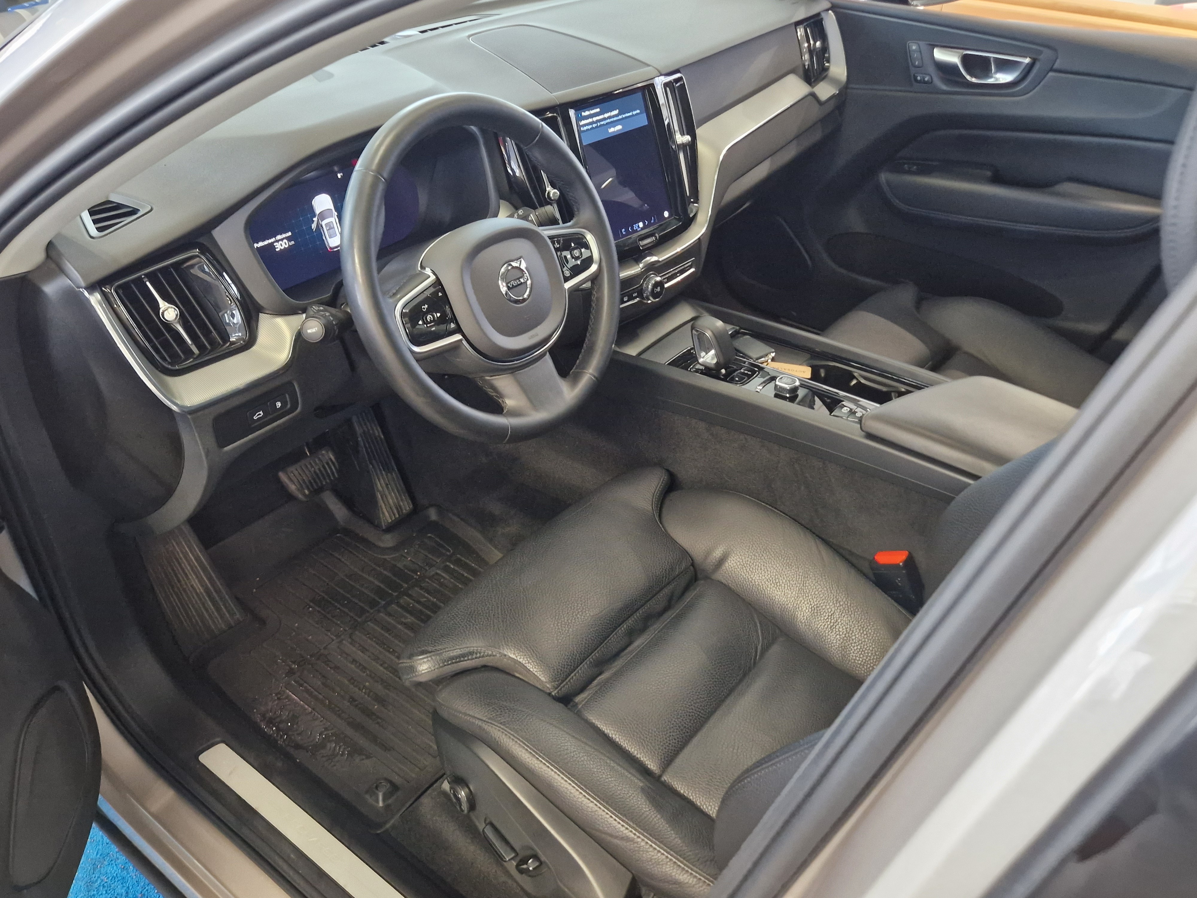 Volvo XC60 T8 AWD LONG RANGE PLUS DARK TAKUU 24KK/40TKM