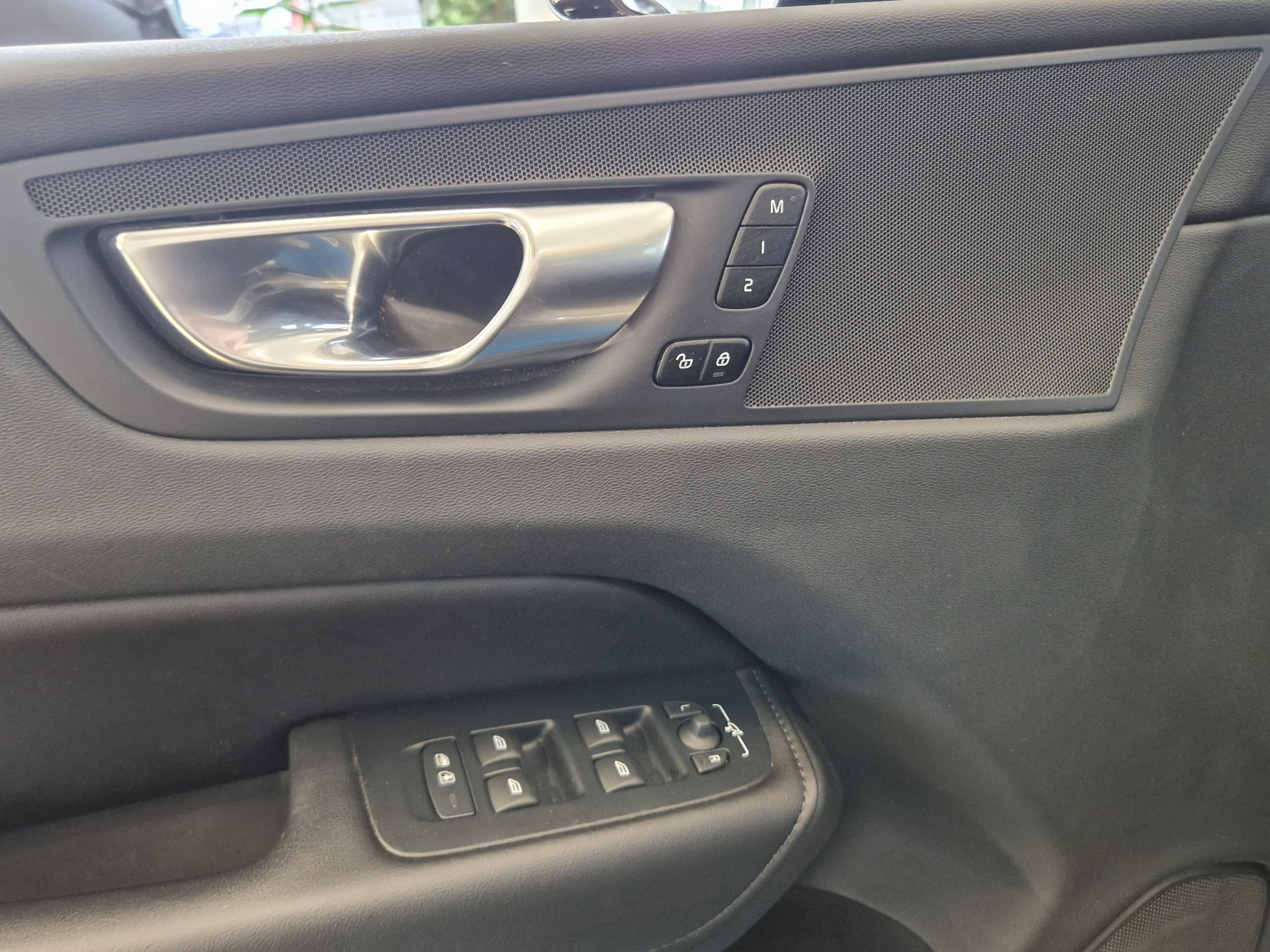 Volvo XC60 T8 AWD LONG RANGE PLUS DARK TAKUU 24KK/40TKM