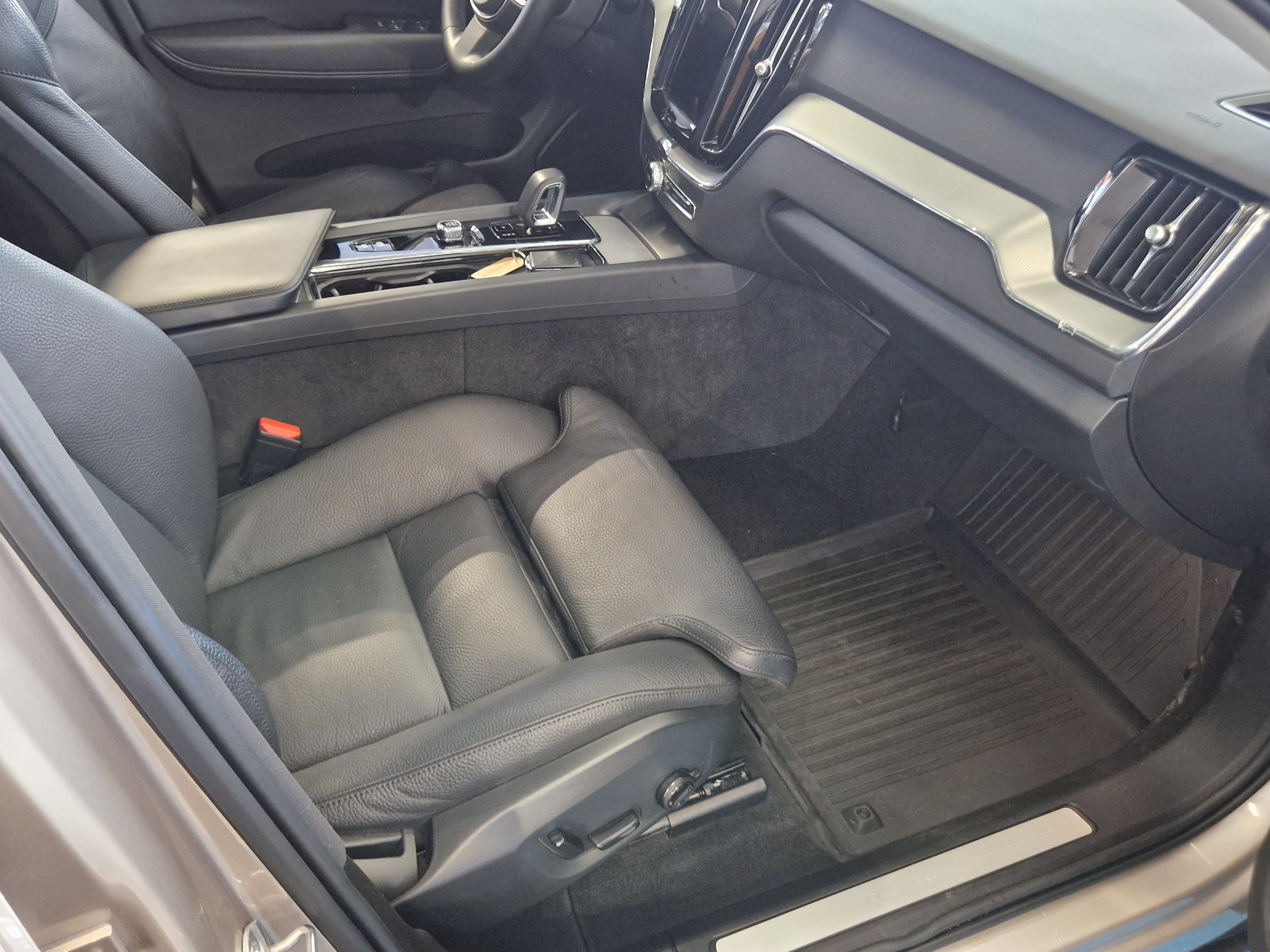 Volvo XC60 T8 AWD LONG RANGE PLUS DARK TAKUU 24KK/40TKM