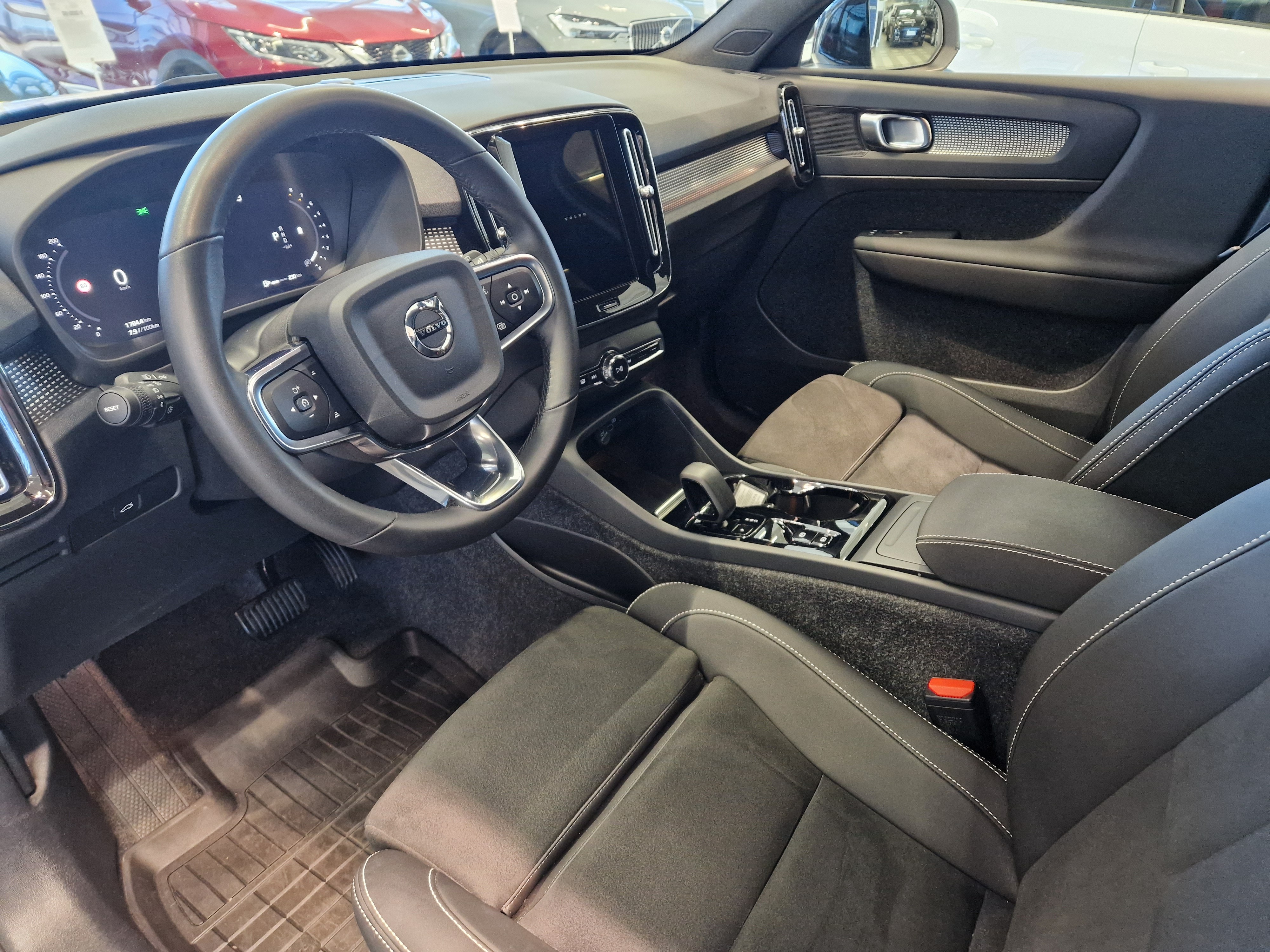 Volvo XC40 2025, kuva 4/22