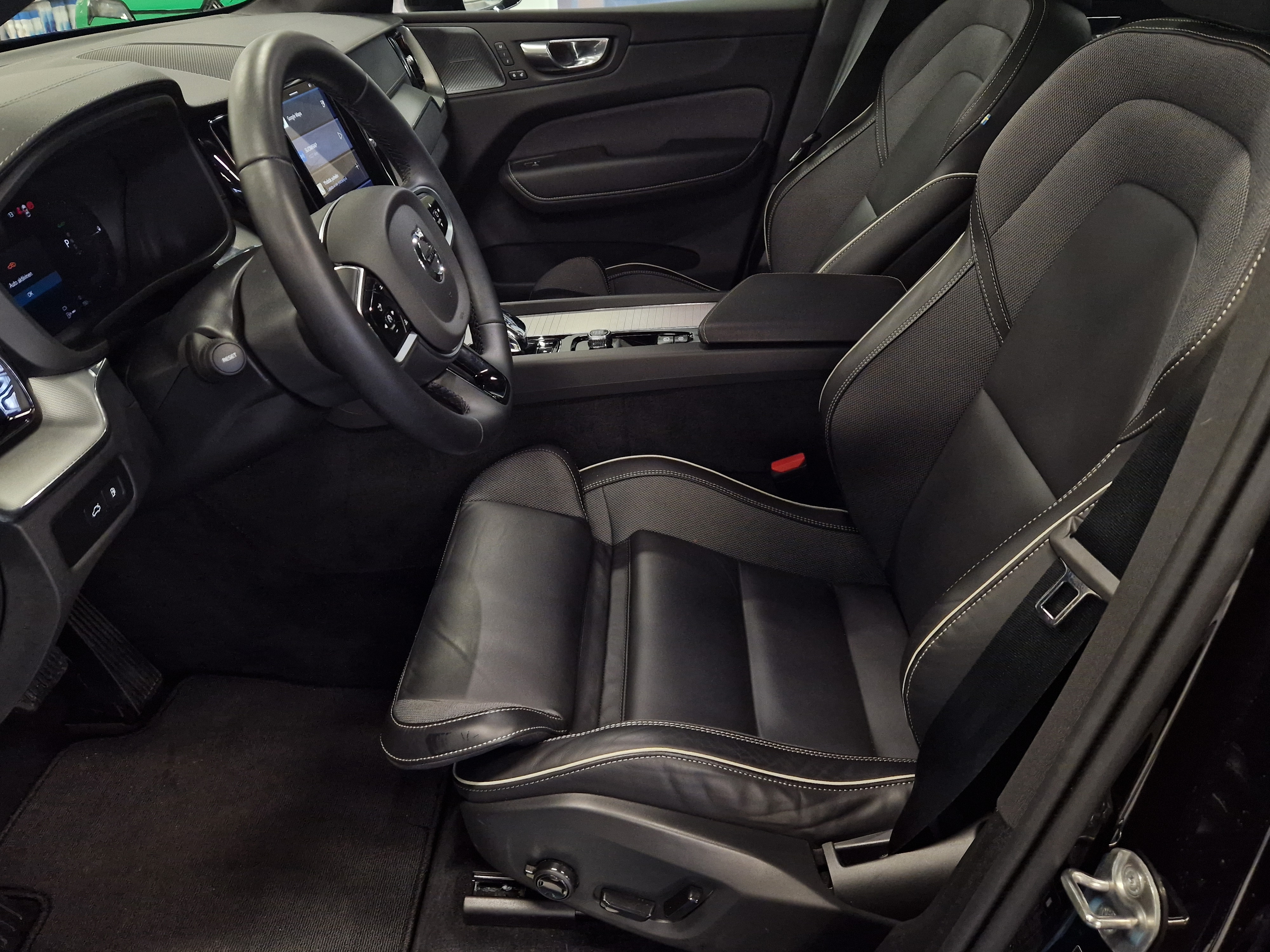 Volvo XC60 T8 AWD LONG RANGE ULTRA DARK TAKUU 24KK/40TKM