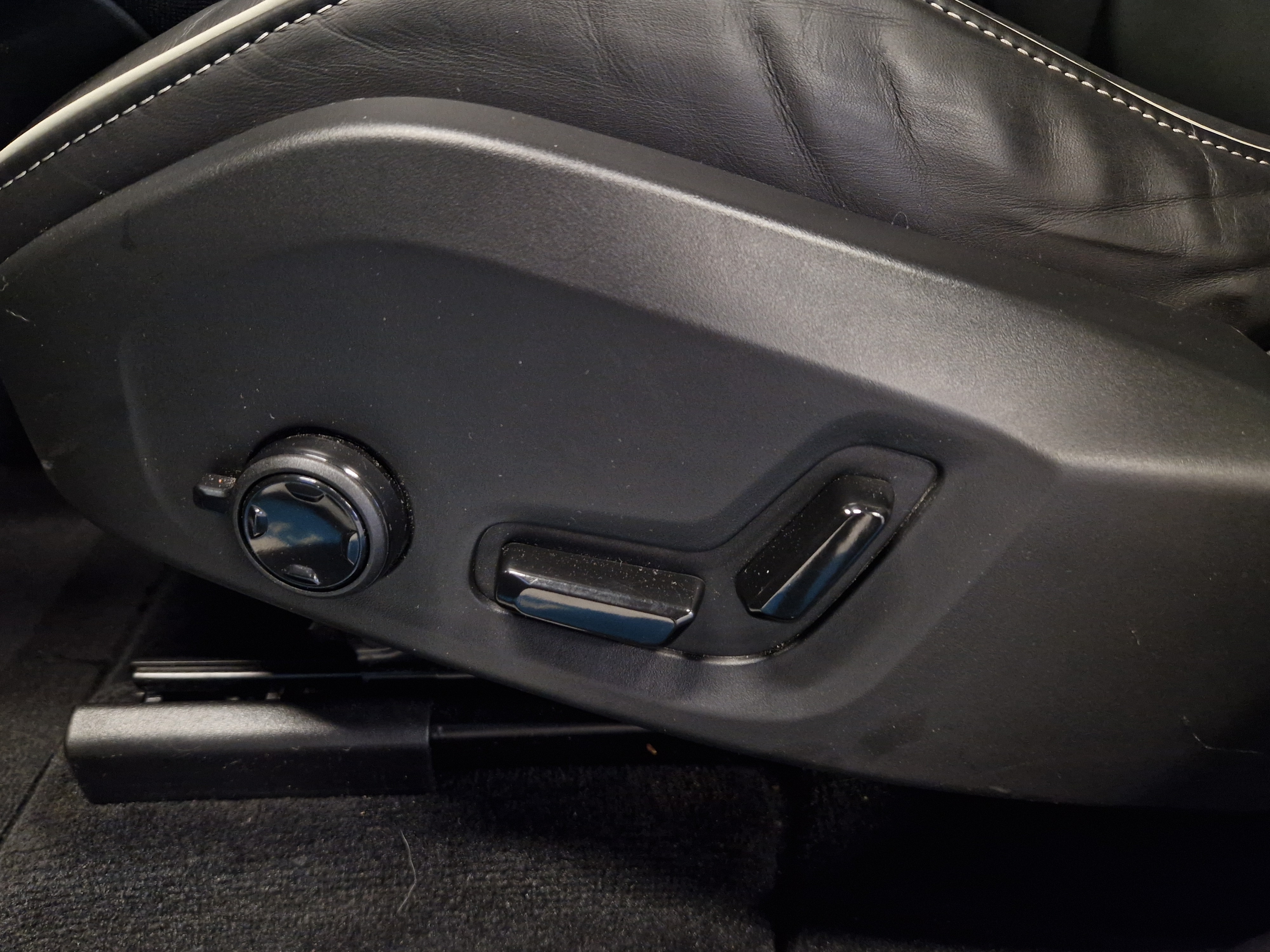 Volvo XC60 T8 AWD LONG RANGE ULTRA DARK TAKUU 24KK/40TKM