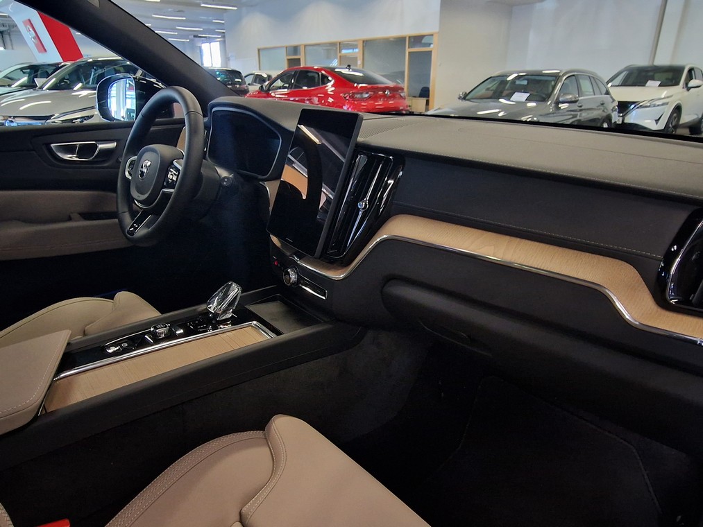 Volvo XC60 T6 AWD LONG RANGE ULTRA DARK