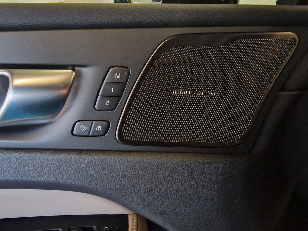 Volvo XC60 T6 AWD LONG RANGE ULTRA DARK