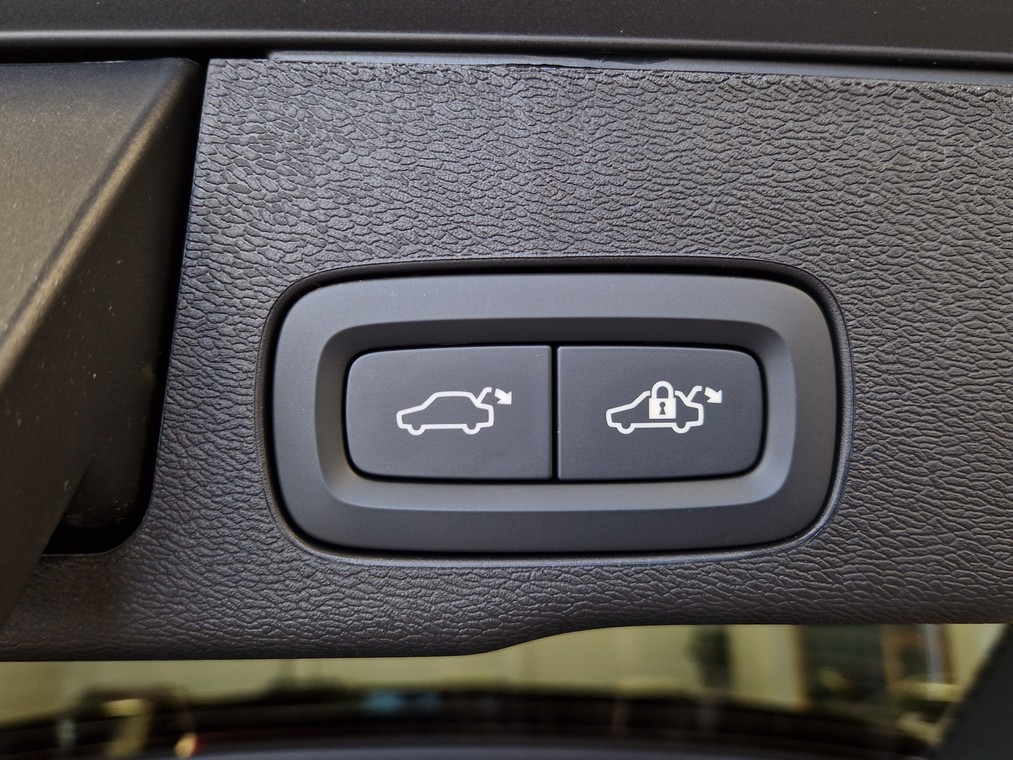 Volvo XC60 T6 AWD LONG RANGE ULTRA DARK