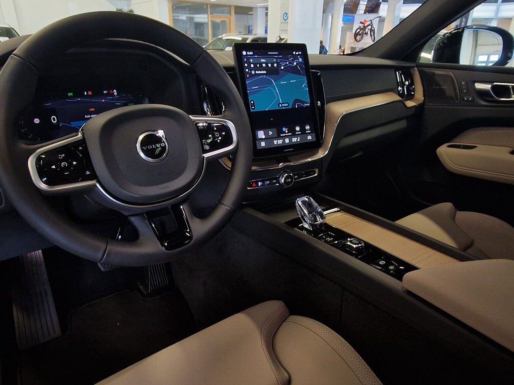 Volvo XC60 T6 AWD LONG RANGE ULTRA DARK