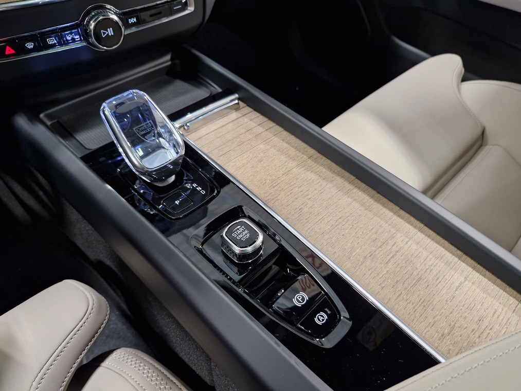 Volvo XC60 T6 AWD LONG RANGE ULTRA DARK.