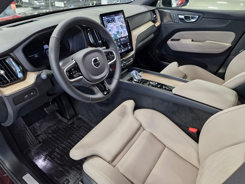 Volvo XC60 T6 AWD LONG RANGE ULTRA DARK.