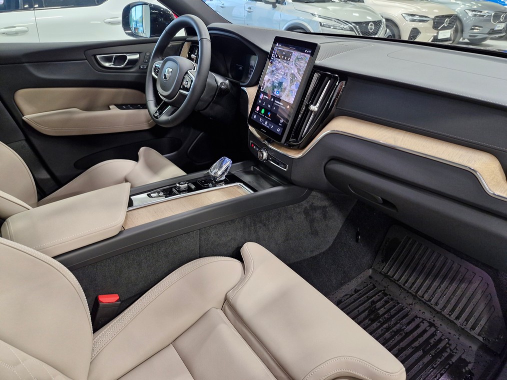 Volvo XC60 T6 AWD LONG RANGE ULTRA DARK.