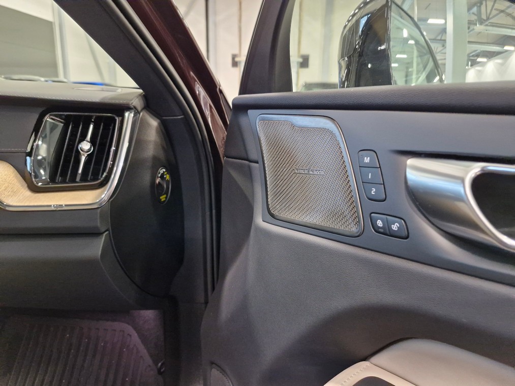 Volvo XC60 T6 AWD LONG RANGE ULTRA DARK.