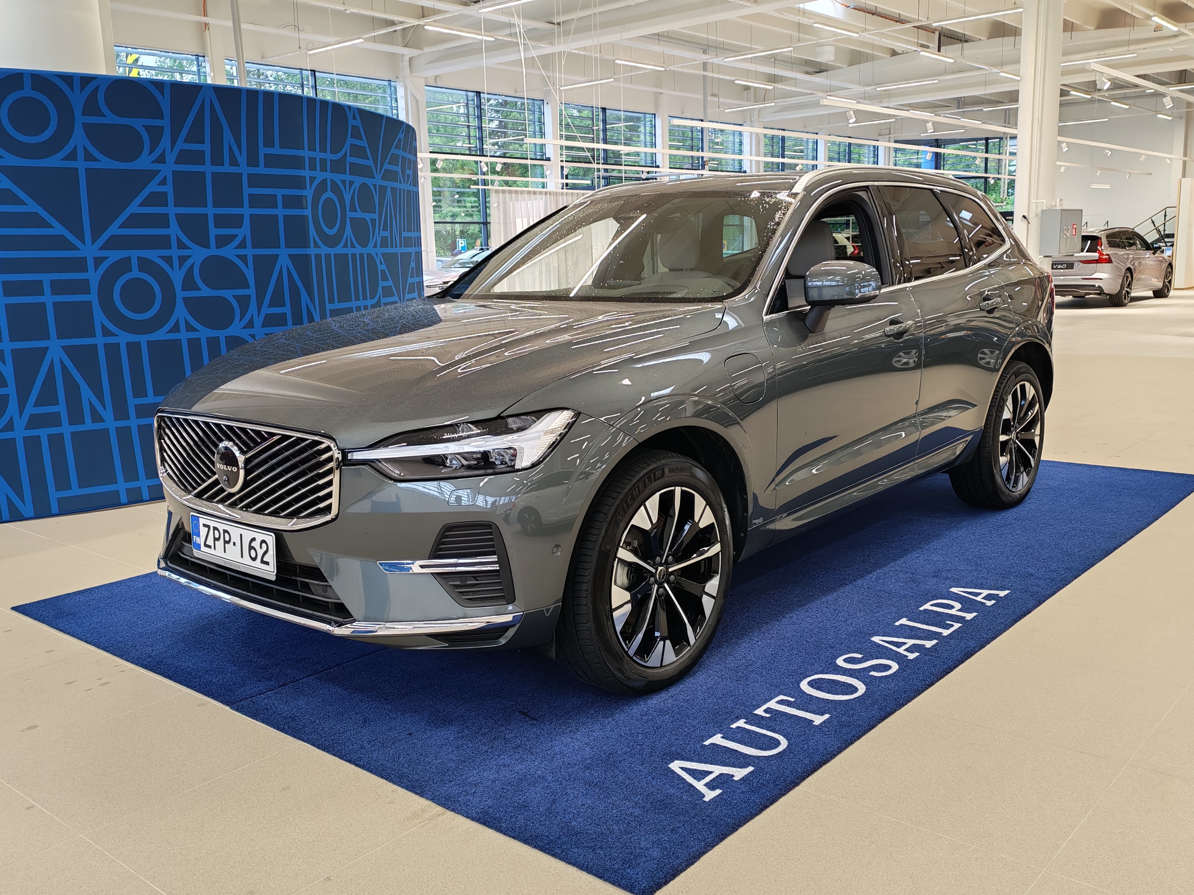 Volvo XC60 T8 AWD LONG RANGE HIGH PERFORMANCE ULTRA BRIGHT.