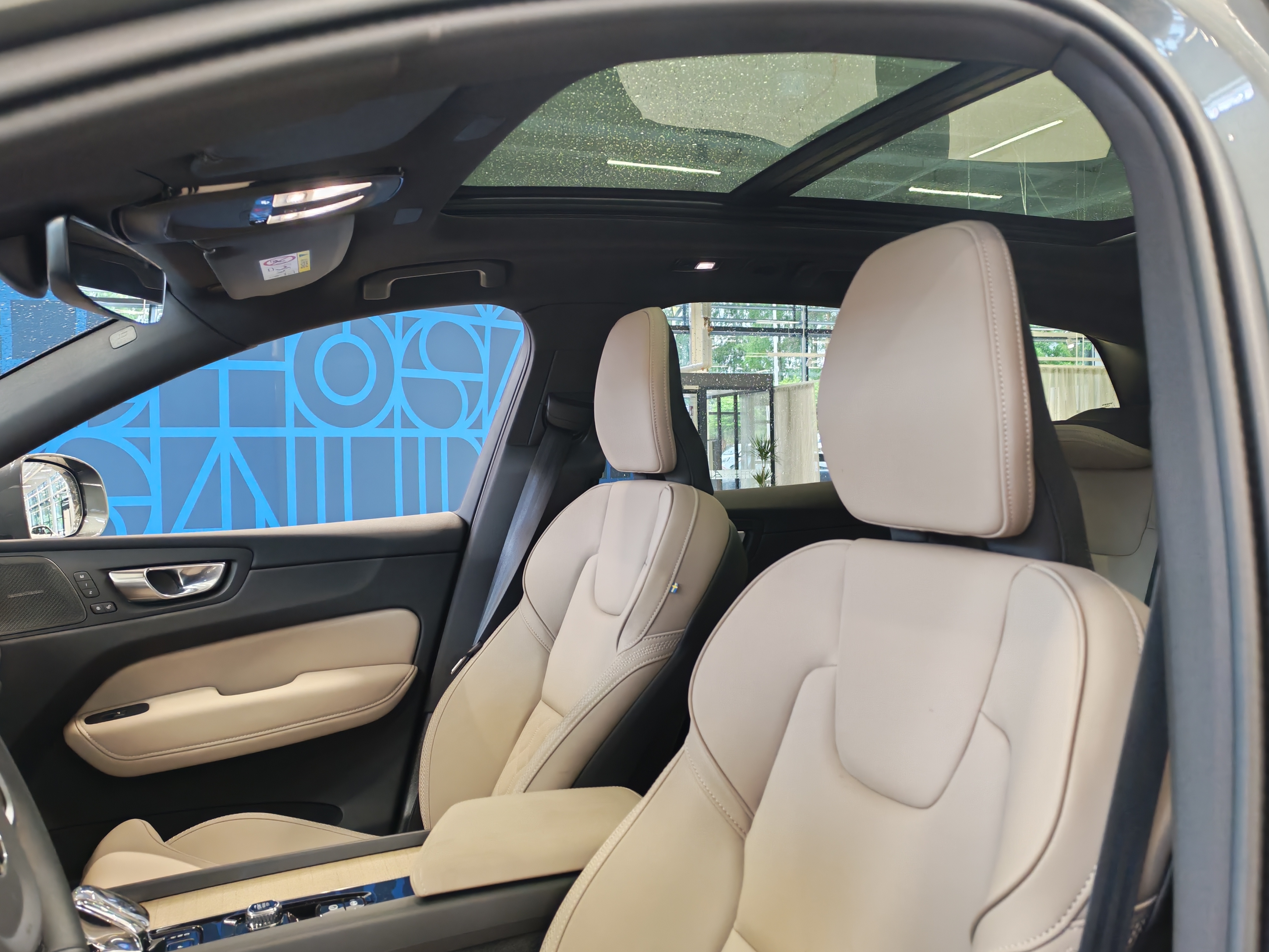 Volvo XC60 T8 AWD LONG RANGE HIGH PERFORMANCE ULTRA BRIGHT.
