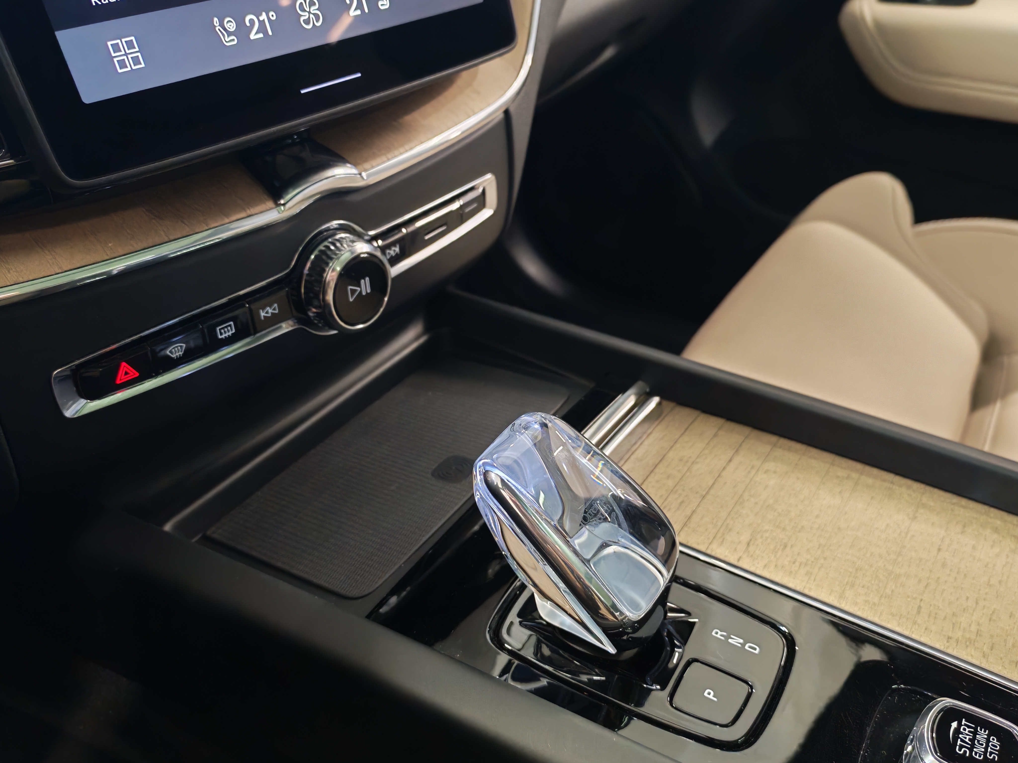 Volvo XC60 T8 AWD LONG RANGE HIGH PERFORMANCE ULTRA BRIGHT.