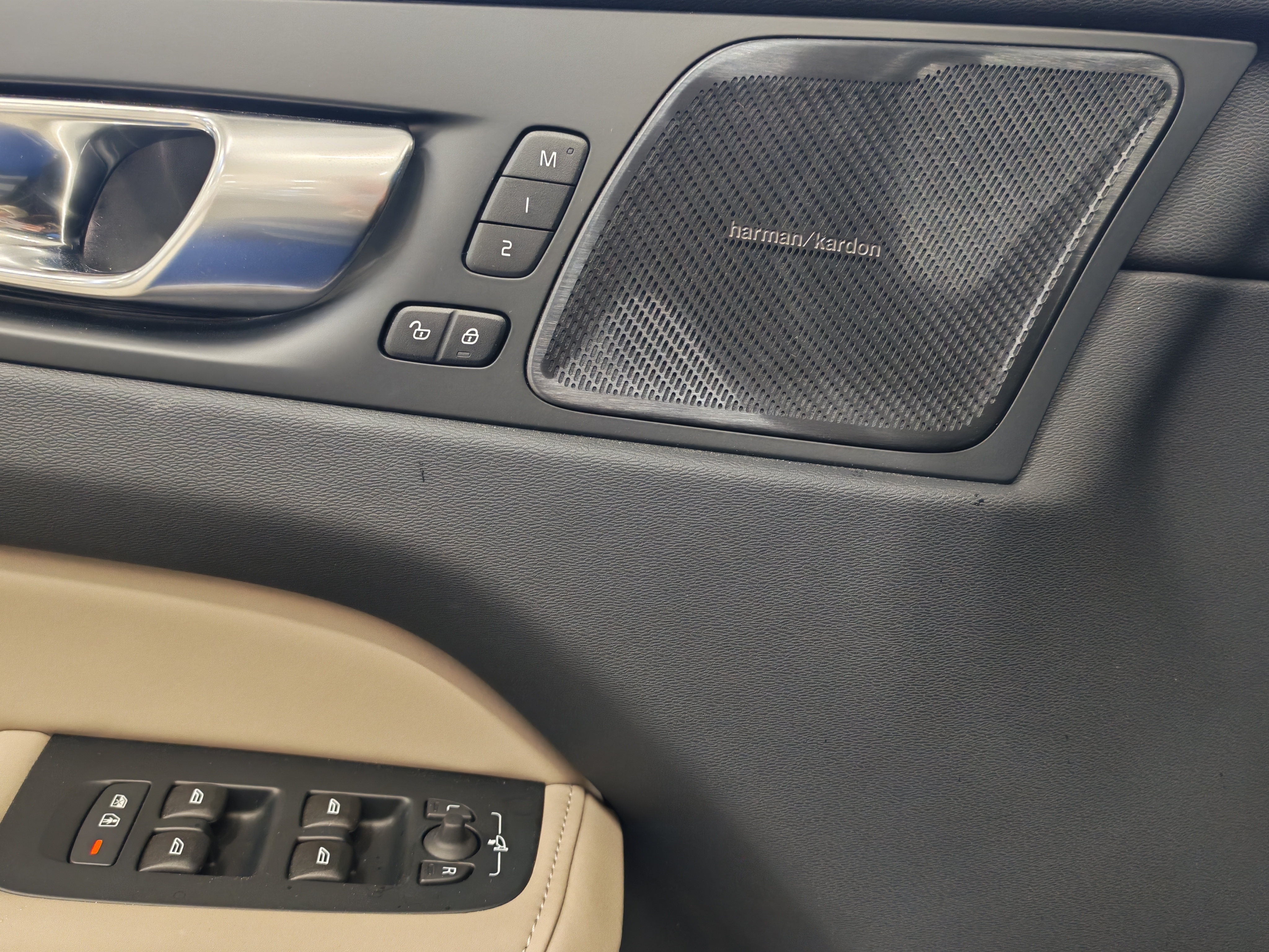 Volvo XC60 T8 AWD LONG RANGE HIGH PERFORMANCE ULTRA BRIGHT.