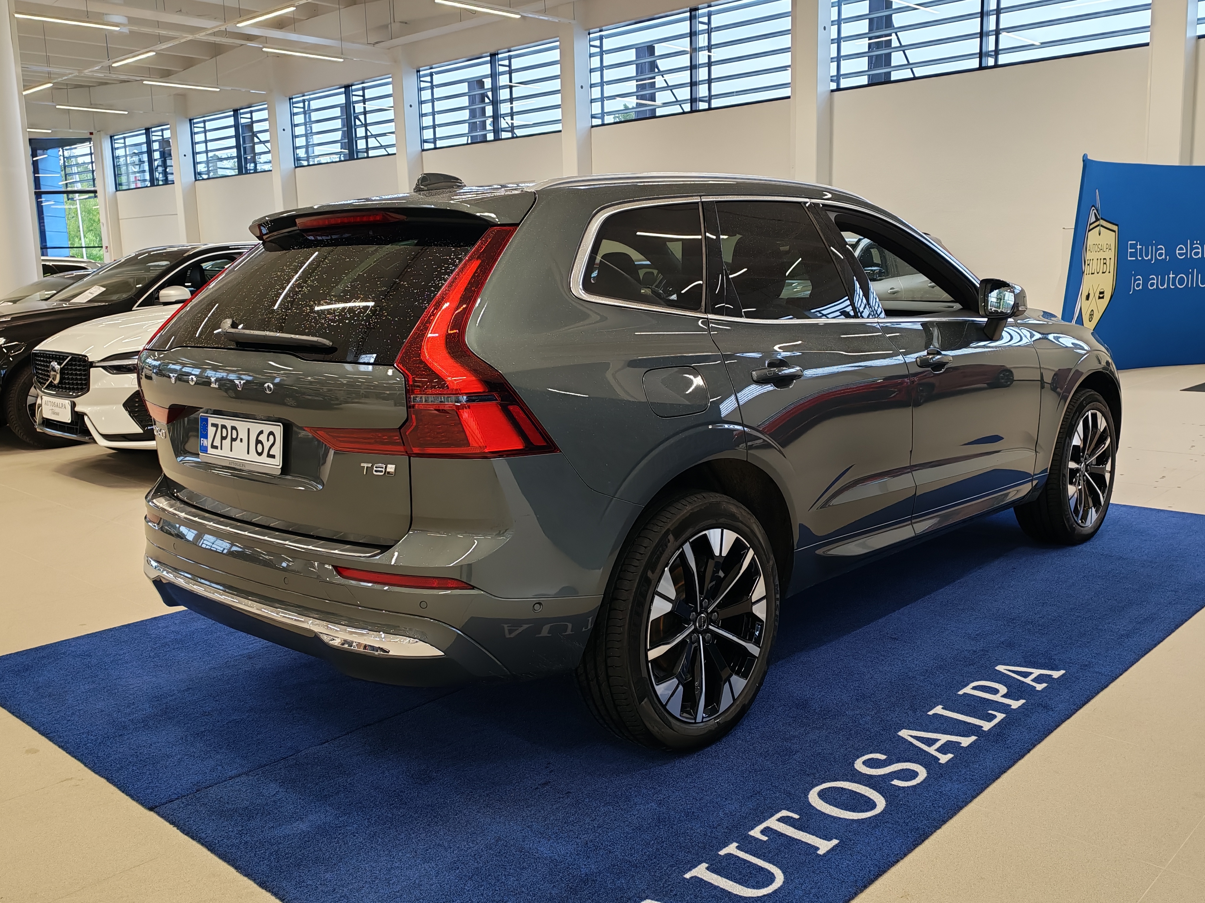 Volvo XC60 T8 AWD LONG RANGE HIGH PERFORMANCE ULTRA BRIGHT.