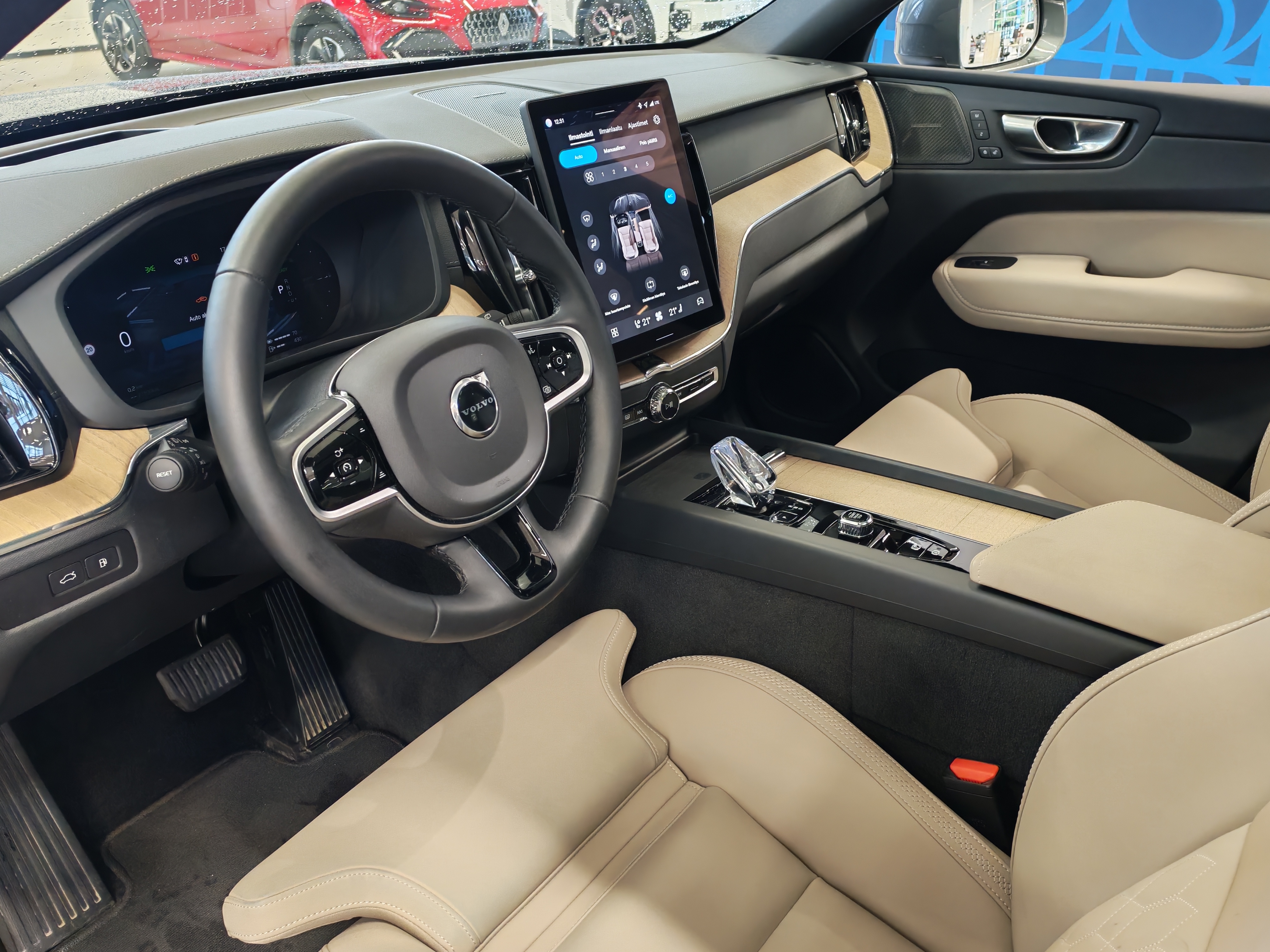 Volvo XC60 T8 AWD LONG RANGE HIGH PERFORMANCE ULTRA BRIGHT.