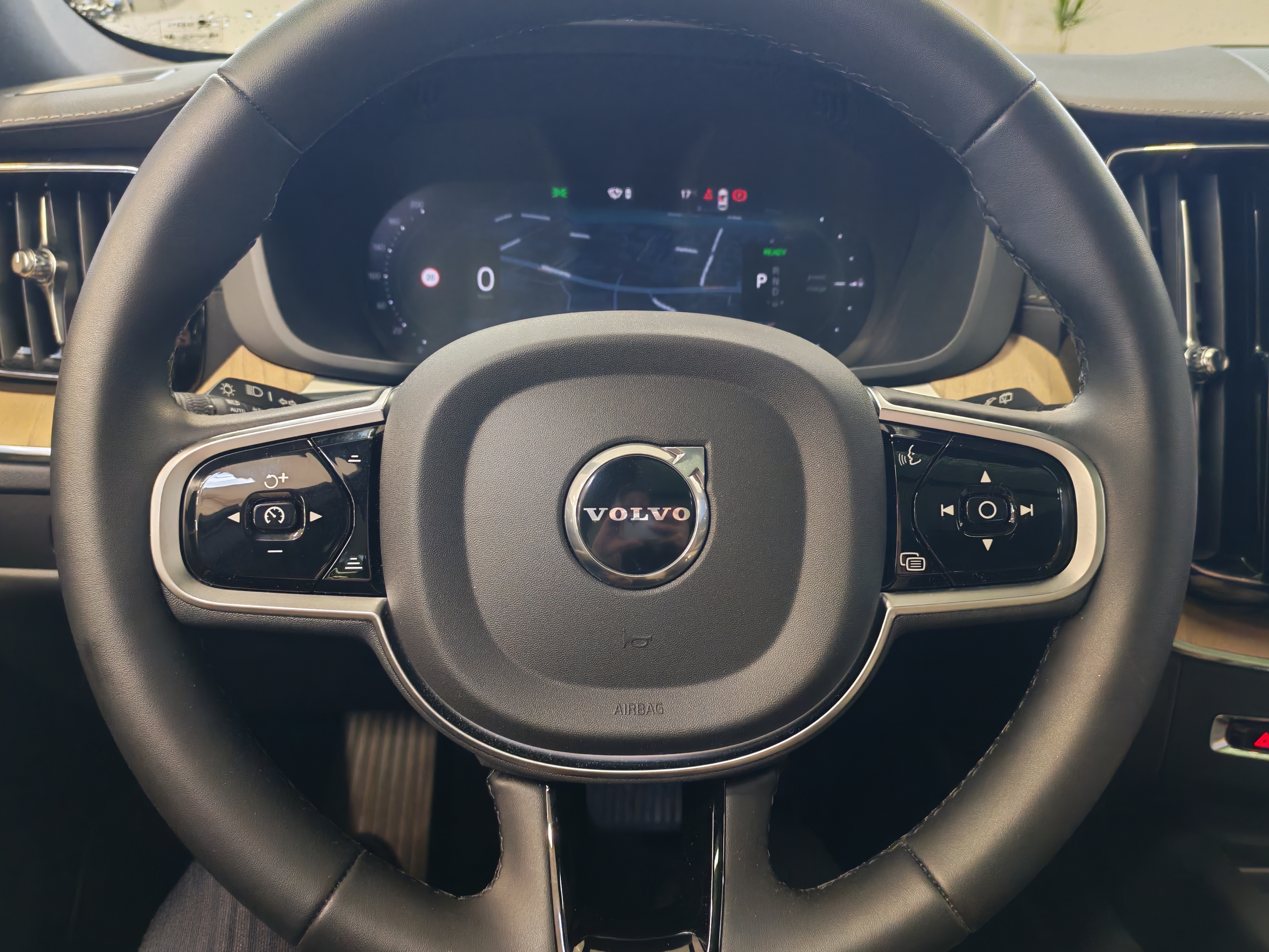 Volvo XC60 T8 AWD LONG RANGE HIGH PERFORMANCE ULTRA BRIGHT.