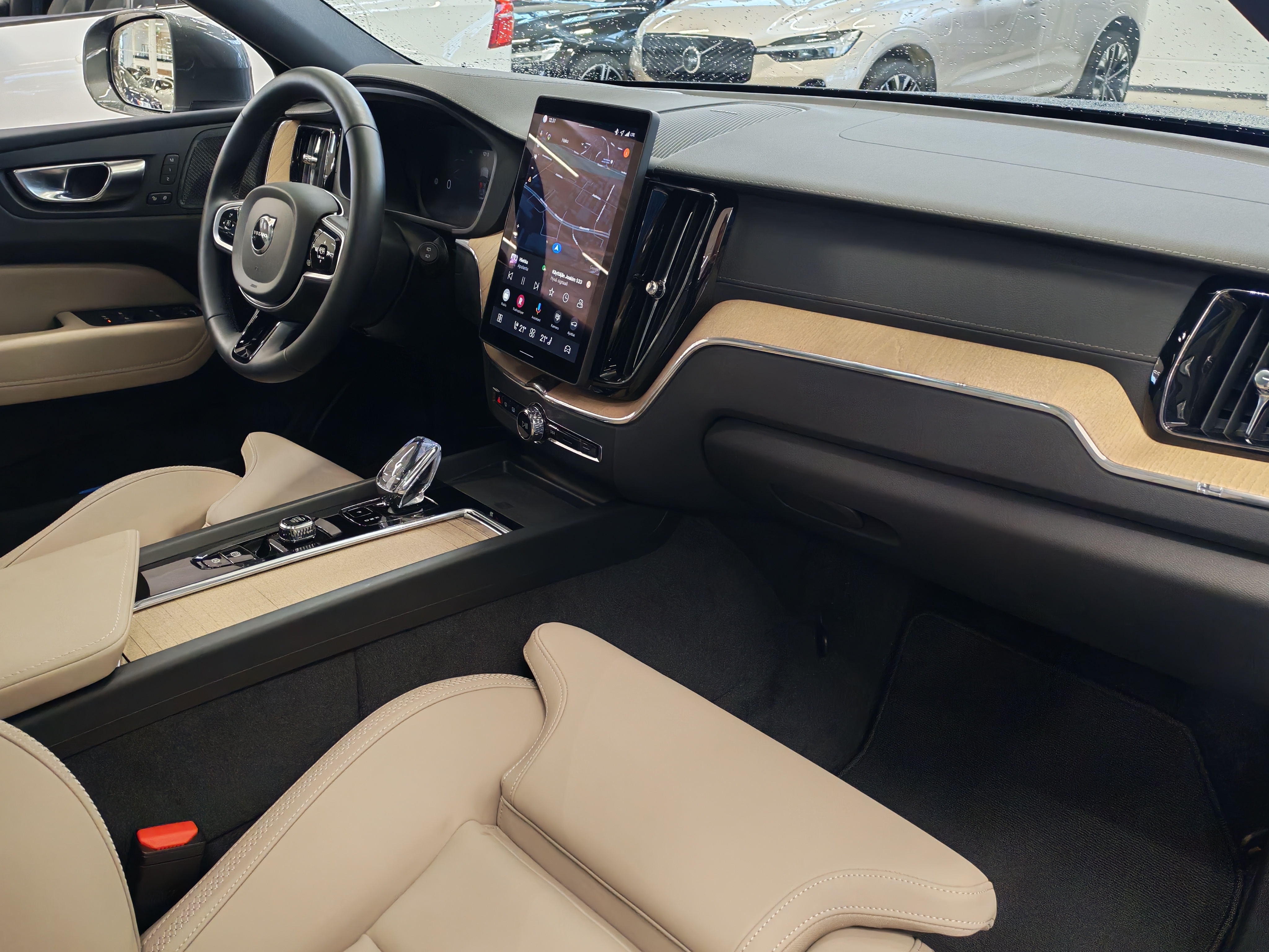 Volvo XC60 T8 AWD LONG RANGE HIGH PERFORMANCE ULTRA BRIGHT.