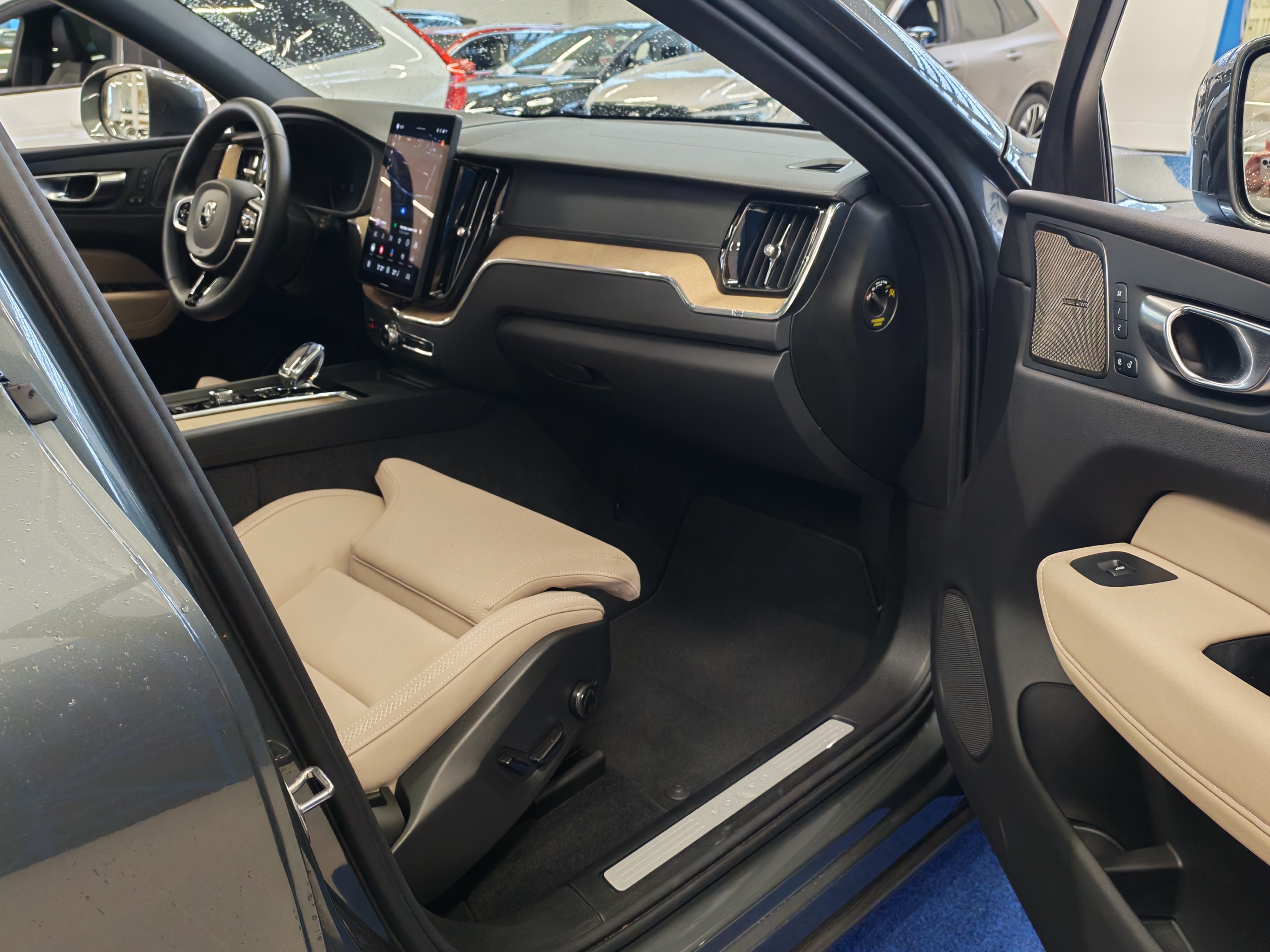 Volvo XC60 T8 AWD LONG RANGE HIGH PERFORMANCE ULTRA BRIGHT.