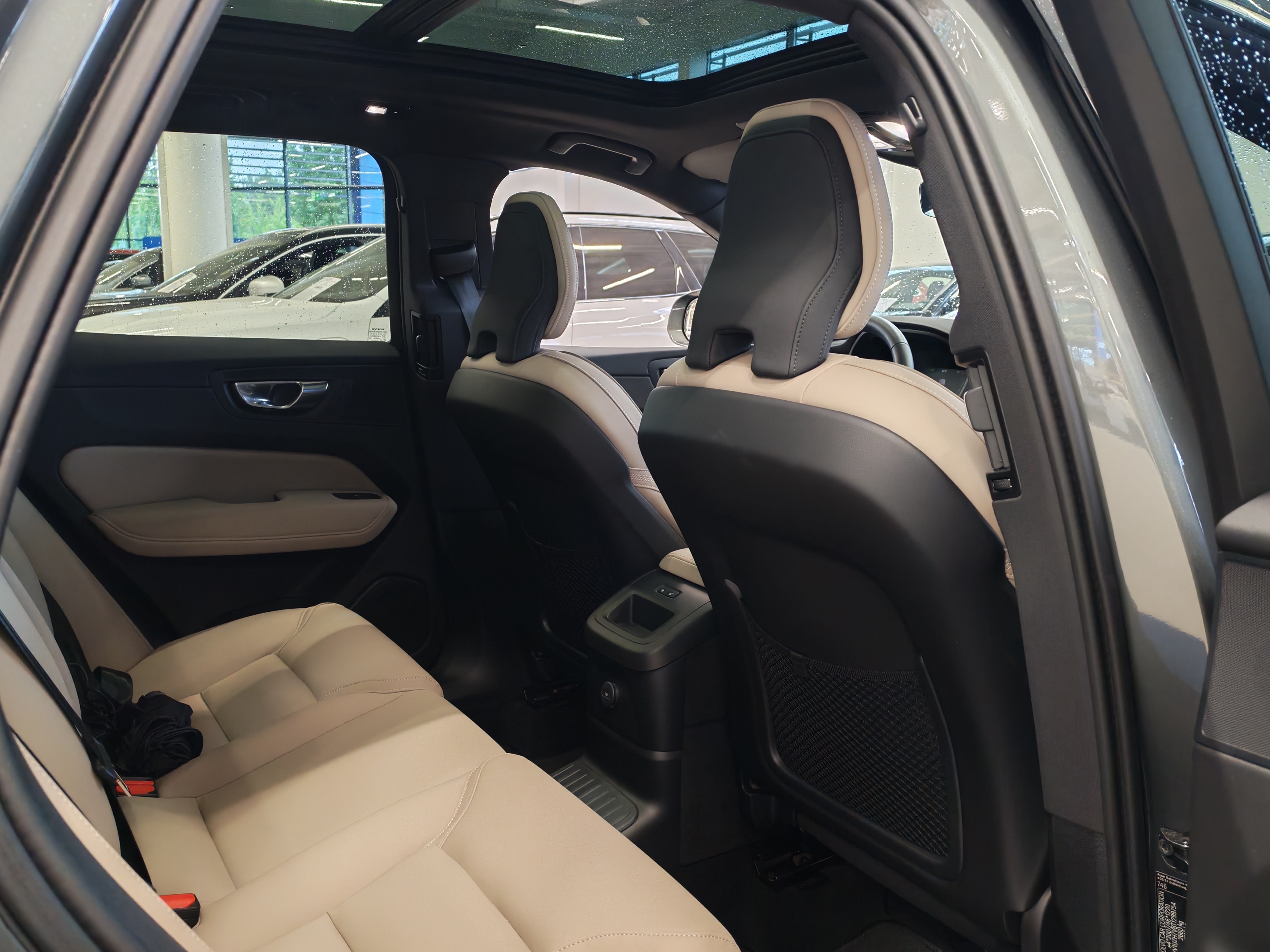 Volvo XC60 T8 AWD LONG RANGE HIGH PERFORMANCE ULTRA BRIGHT.