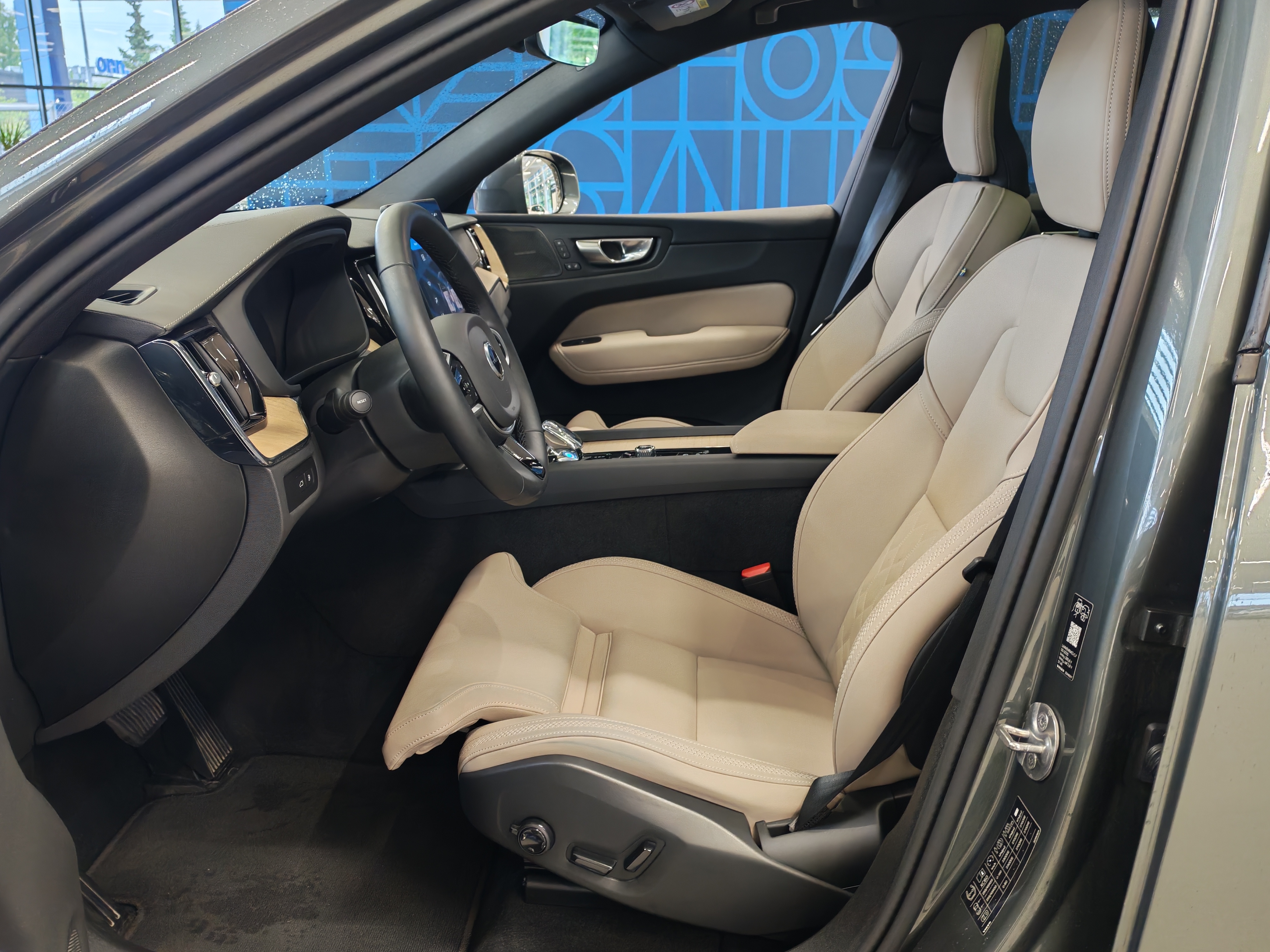 Volvo XC60 T8 AWD LONG RANGE HIGH PERFORMANCE ULTRA BRIGHT.