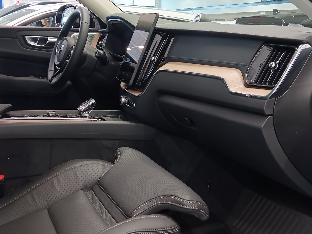 Volvo XC60 T8 AWD LONG RANGE HIGH PERFORMANCE ULTRA DARK
