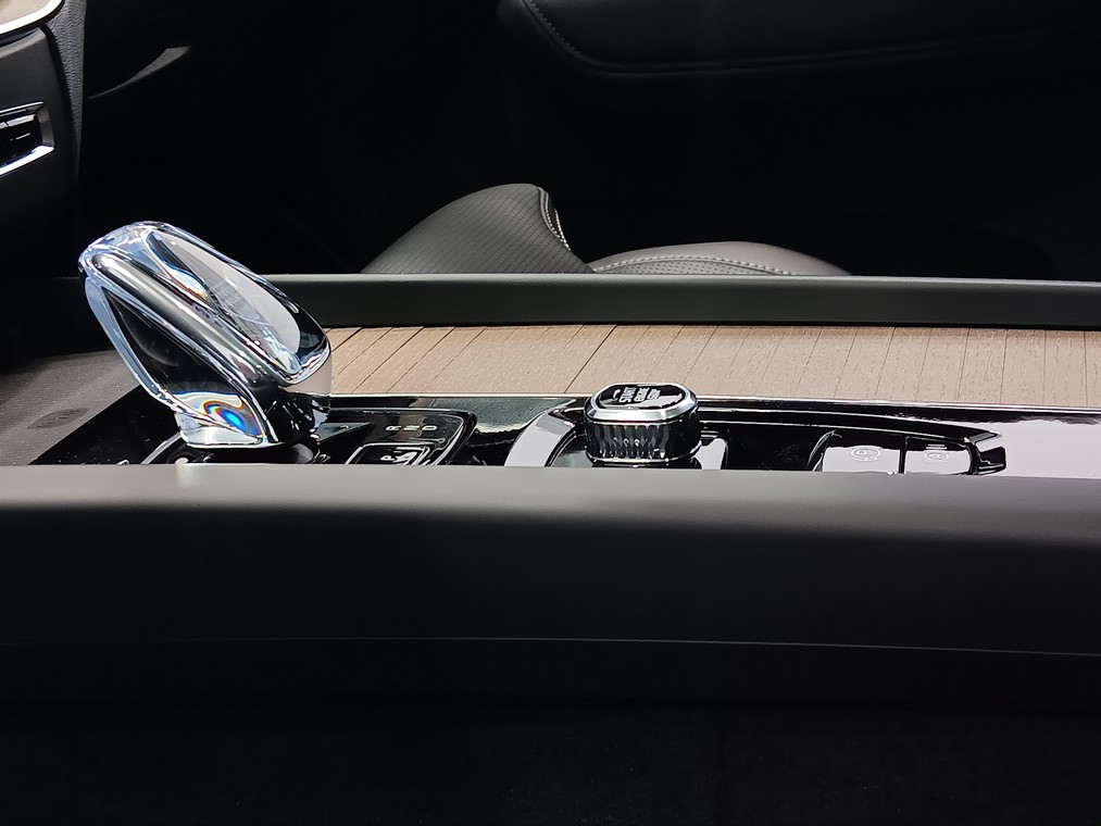 Volvo XC60 T8 AWD LONG RANGE HIGH PERFORMANCE ULTRA DARK