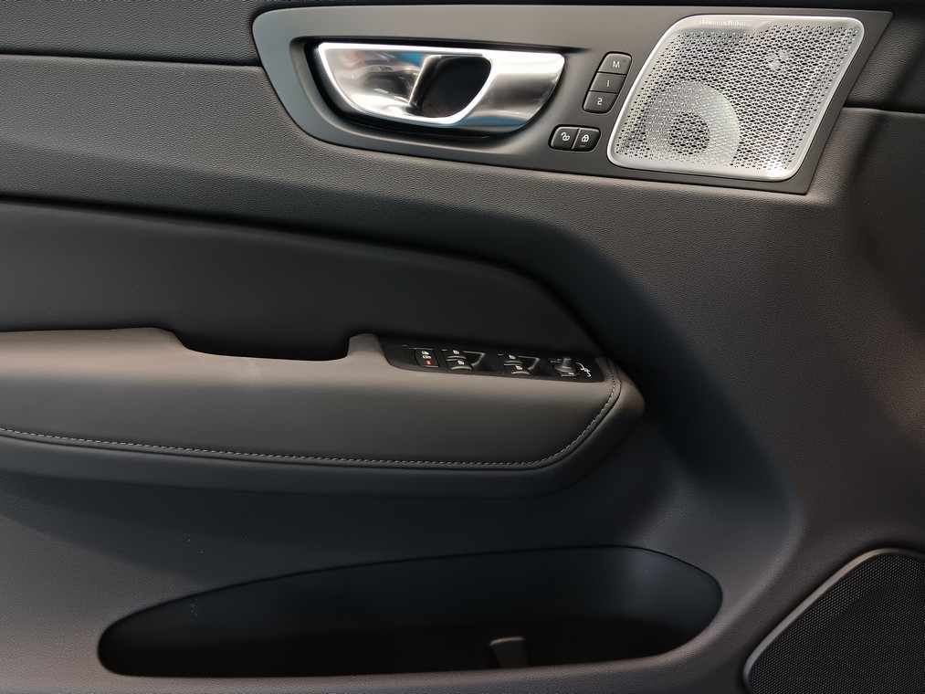 Volvo XC60 T8 AWD LONG RANGE HIGH PERFORMANCE ULTRA DARK