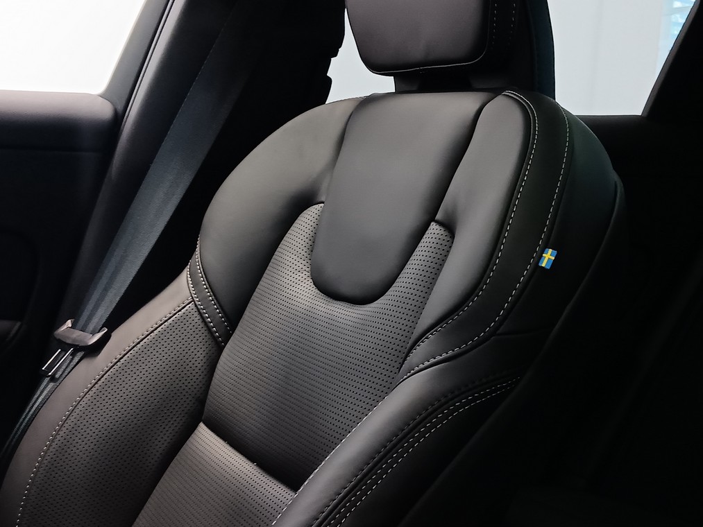 Volvo XC60 T8 AWD LONG RANGE HIGH PERFORMANCE ULTRA DARK