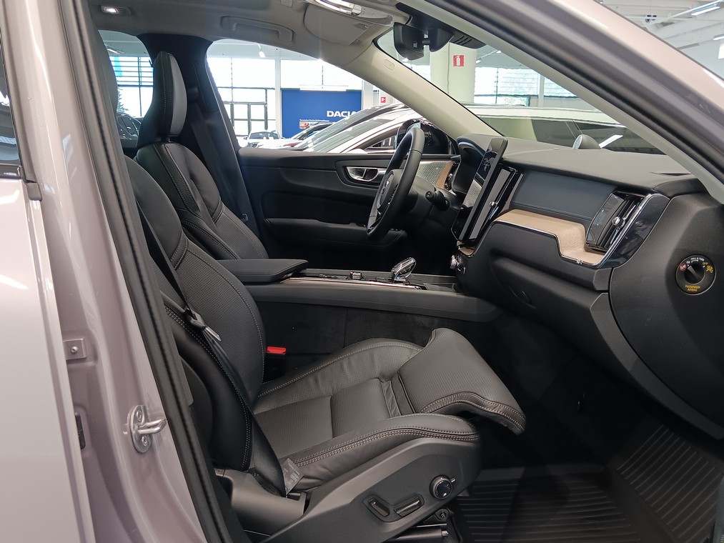 Volvo XC60 T8 AWD LONG RANGE HIGH PERFORMANCE ULTRA DARK