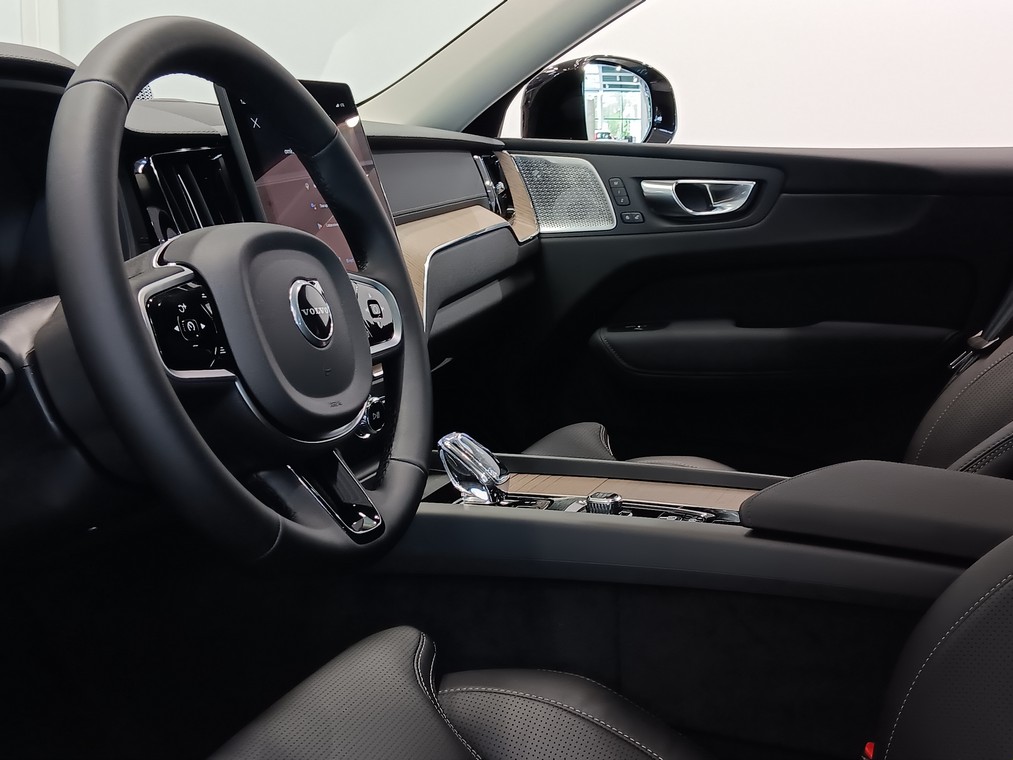 Volvo XC60 T8 AWD LONG RANGE HIGH PERFORMANCE ULTRA DARK