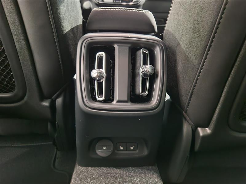 Volvo EC40 TWIN PERFORMANCE ULTRA LIMITED BLACK EDITION.